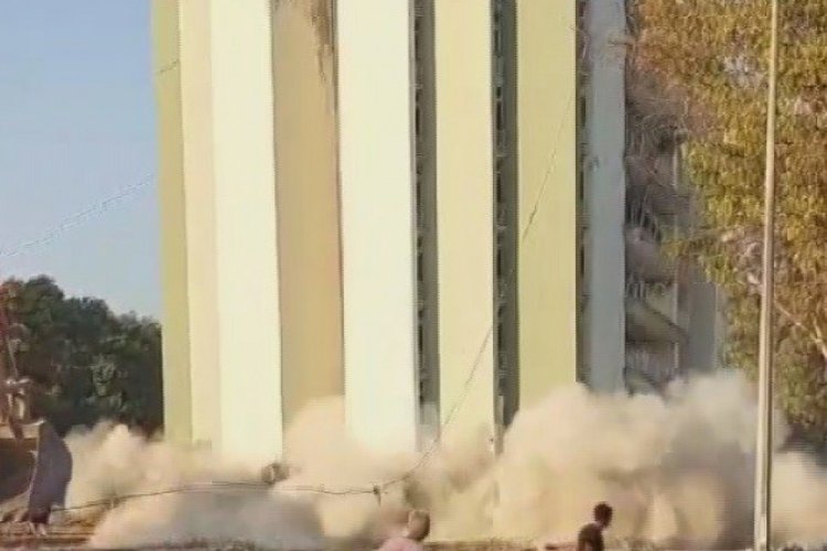 Hatay'da ağır hasarlı bina &ccedil;elik halatlarla yıkıldı