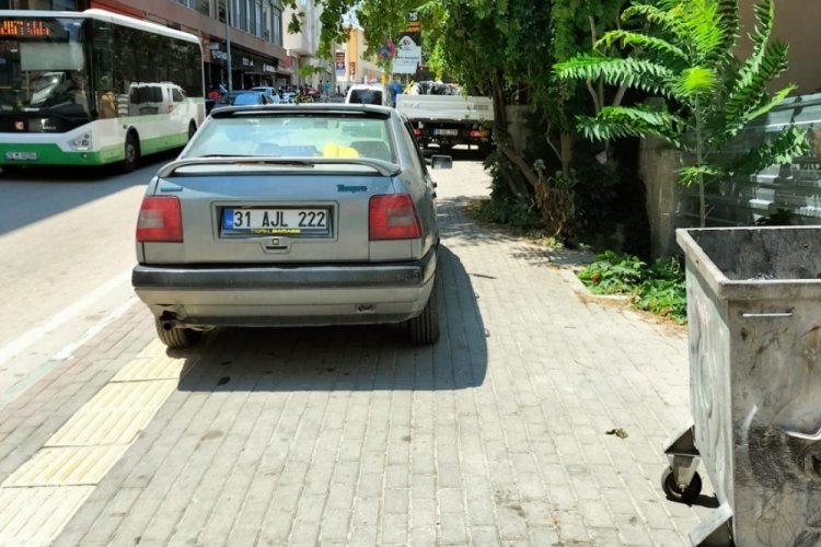 Bursa'da kaldırıma park edilen ara&ccedil;lar tehlike oluşturuyor