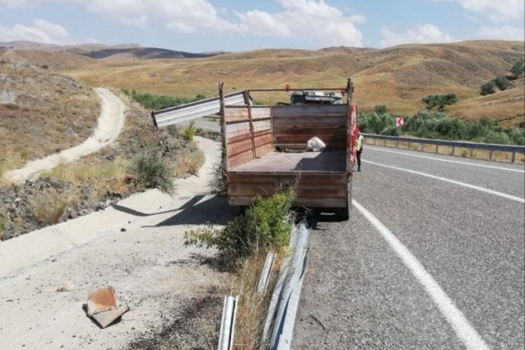 Sivas'ta takt&ouml;r&uuml;n freni boşaldı: 4 yaralı