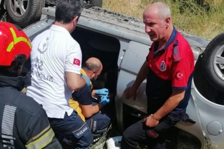 Denizli'de kontrolden &ccedil;ıkan otomobil u&ccedil;uruma yuvarlandı: 2 yaralı