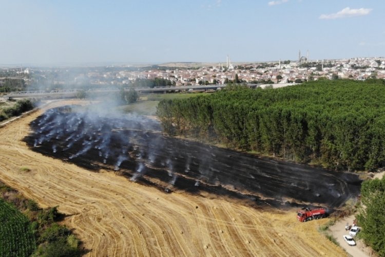 Edirne'de tarlada yangın: 250 balya saman k&uuml;l oldu