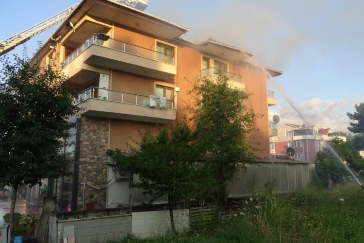 Kocaeli'nde &ccedil;atı alev topuna d&ouml;nd&uuml;