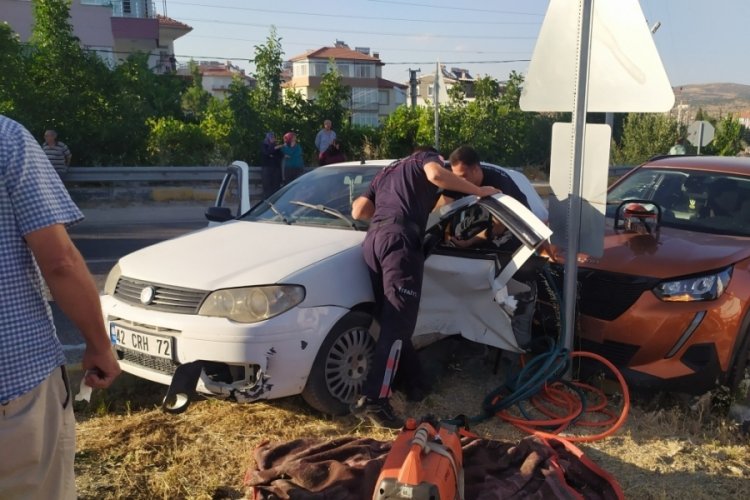 Antalya'da kontrols&uuml;z kavşakta kaza