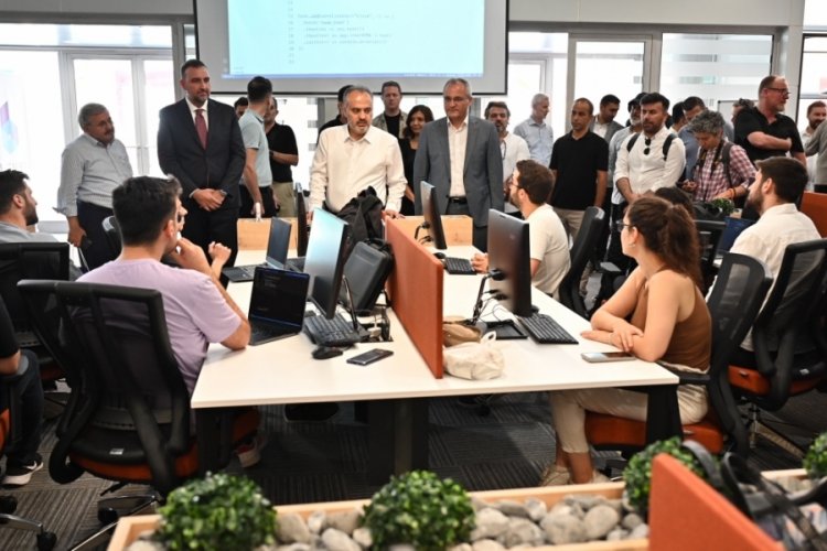 Bursalı gen&ccedil;ler Kod16 'Bursa Kodluyor Projesi'ne ilgi g&ouml;sterdi