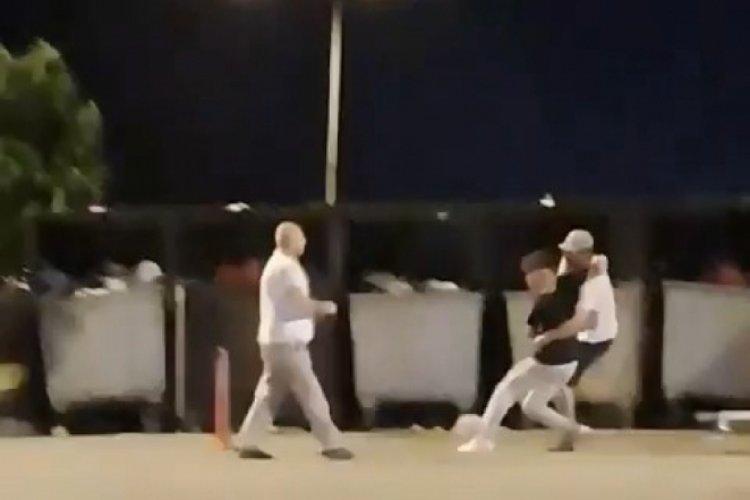 Bursa'da kavga &ccedil;ıktı! Bir kişi kavgayı ayırmak yerine gencin kafasında bira şişesi kırdı