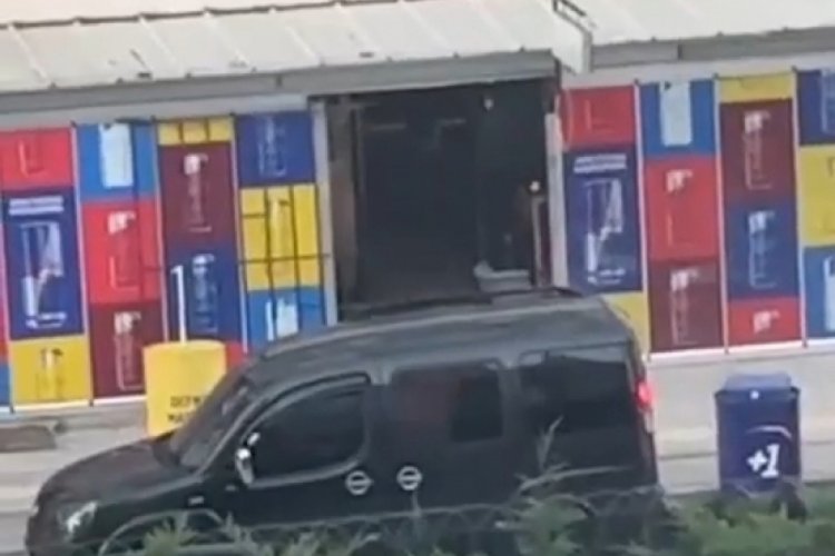 Bursa'da 3 hırsız kovalarla bira &ccedil;aldı! O anlar kamerada