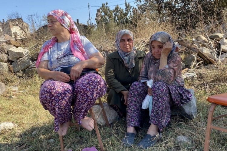 Evi yanan mahalleli g&ouml;zyaşlarına boğuldu
