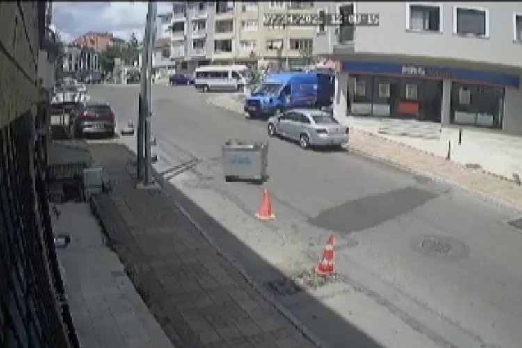 Kendi kendine ilerleyen &ccedil;&ouml;p konteyneri park halindeki otomobile &ccedil;arptı