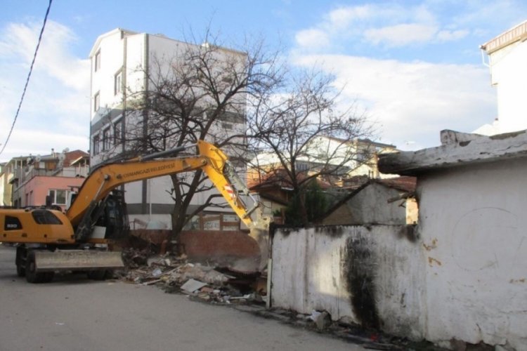 Bursa'da Yeni Karaman Mahallesi'ndeki metruk bina yıkıldı!