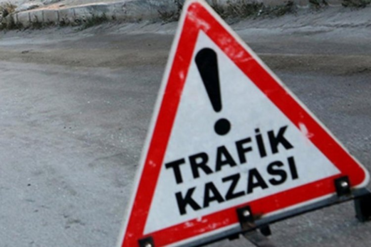 Bursa'da hafif ticari ara&ccedil;la otomobil &ccedil;arpıştı! 2 yaralı
