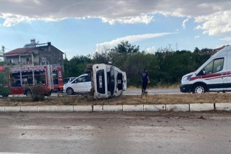 Elazığ'da hafif ticari ara&ccedil; yan yattı: 5 yaralı