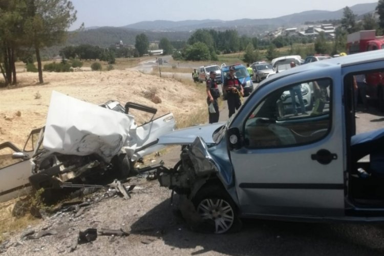 Bursa'da otomobil ile hafif ticari ara&ccedil; &ccedil;arpıştı: 1 &ouml;l&uuml;