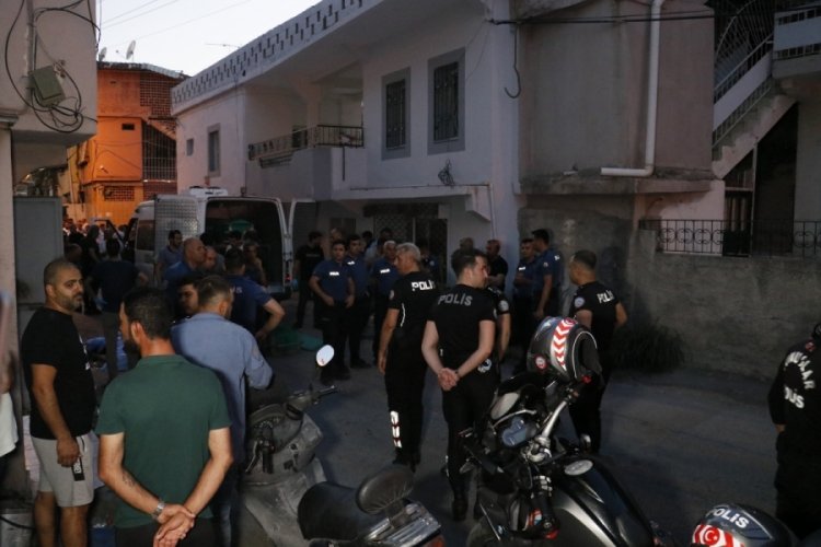 Adana'da y&uuml;ksek sesle m&uuml;zik kavgası faciayla bitti: 2 &ouml;l&uuml;, 1 ağır yaralı