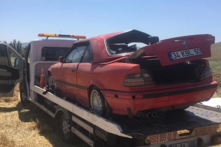 &Ccedil;orum'da kontrolden &ccedil;ıkan otomobil tarlaya devrildi: 2 yaralı