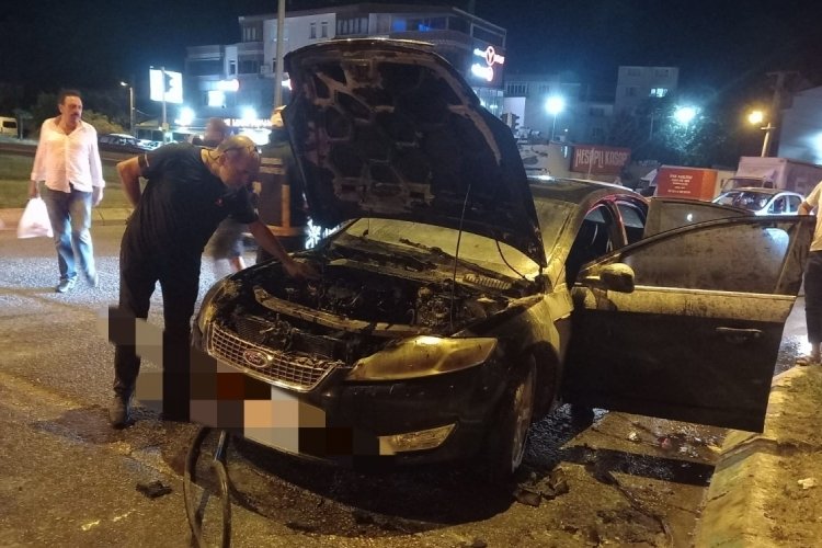 Bursa'da otomobil motor kısmından alev Aldı...