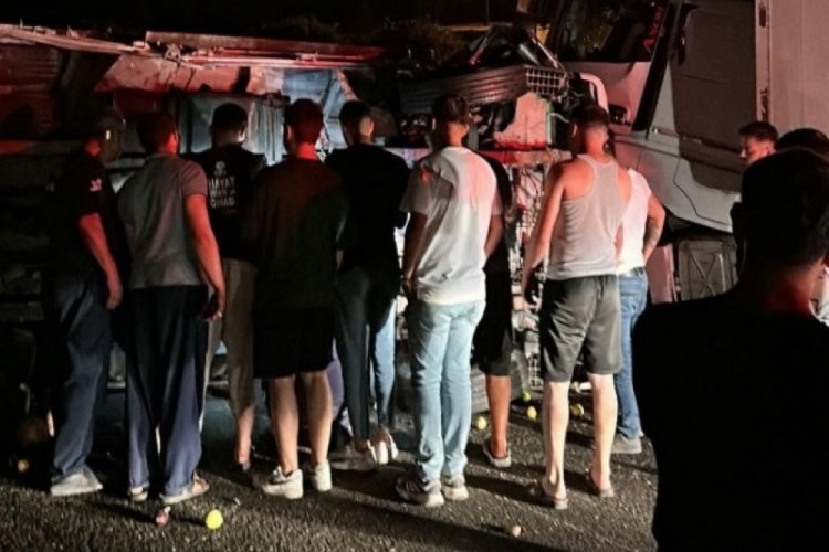 Hatay'da sebze ve meyve y&uuml;kl&uuml; kamyonetle tır &ccedil;arpıştı