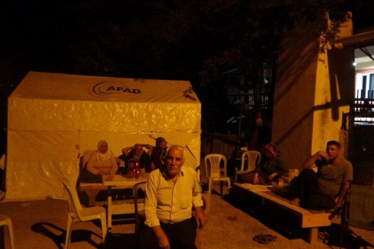 Adana'da Kozanlılar geceyi &ccedil;adırda ge&ccedil;iriyor