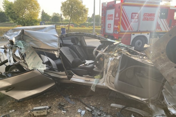 Direğe &ccedil;arpan otomobil hurdaya d&ouml;nd&uuml;: 1 yaralı