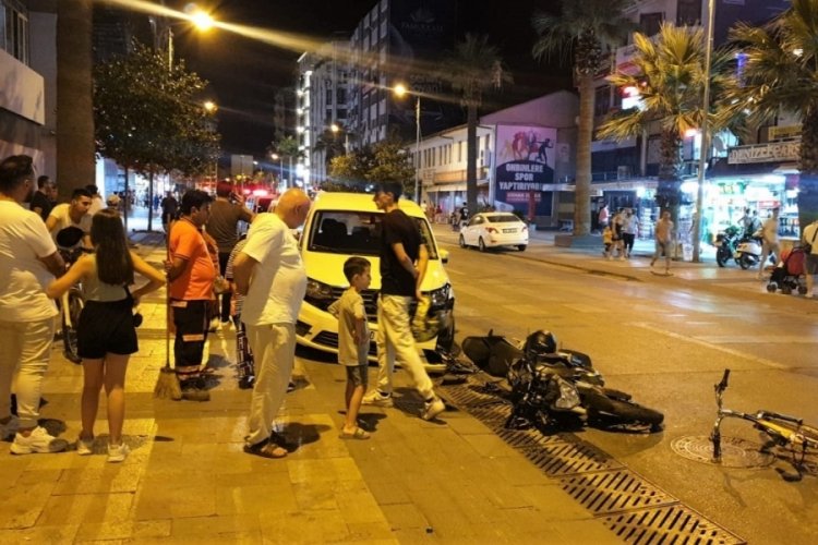 Bisiklete &ccedil;arpmamak i&ccedil;in manevra yapan motosiklet polis aracına &ccedil;arptı: 3 yaralı
