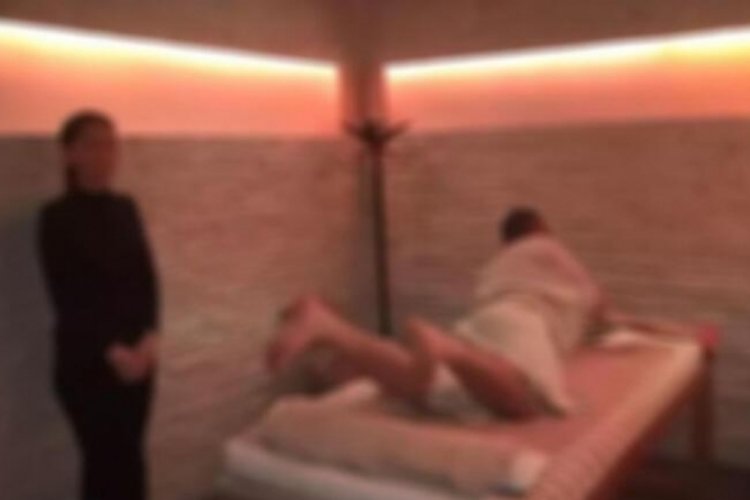İstanbul'da bir kadın eşinin gittiği masaj salonunu bastı! "İ&ccedil;eride bir s&uuml;r&uuml; adam k&ouml;p&uuml;kleniyor"
