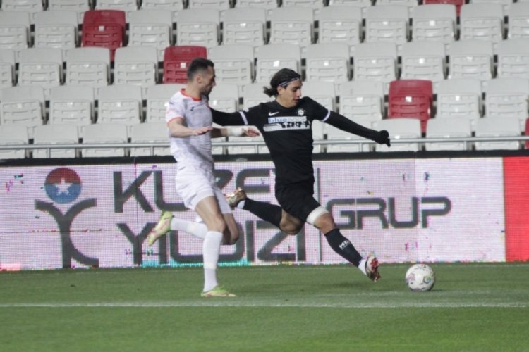 Altaylı Naderi, FC Tractor'e transfer oldu