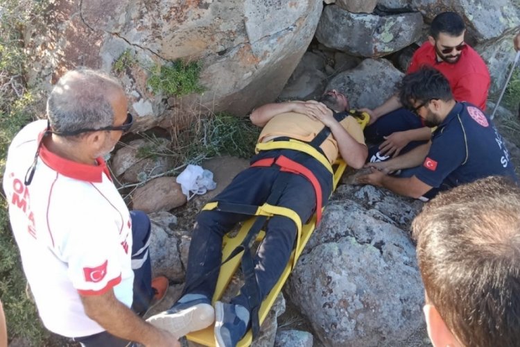 Gezmeye &ccedil;ıktığı dağda mahsur kalan kişi askeri helikopterle kurtarıldı