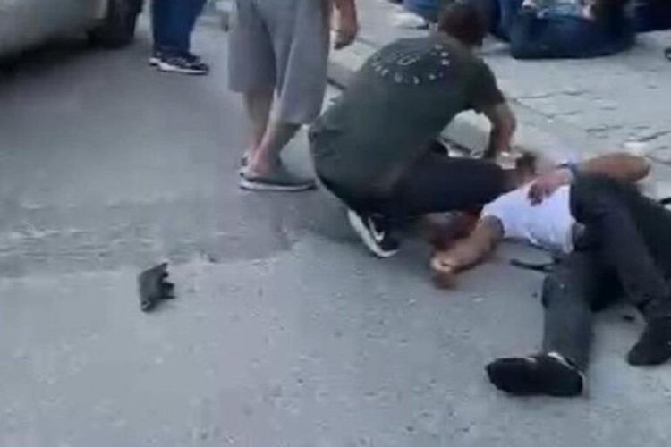 Ehliyetsiz s&uuml;r&uuml;c&uuml; 4 kişiye &ccedil;arptı, işyerine &ccedil;arparak durdu