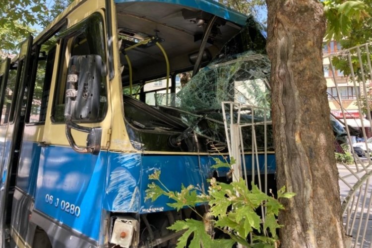 Ankara'da freni boşalan minib&uuml;s sitenin demir parmaklıklarına &ccedil;arptı: 6 yaralı