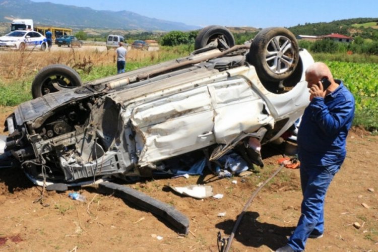 Tokat'ta direksiyon hakimiyetini kaybetti! Park halindeki minib&uuml;se &ccedil;arptı