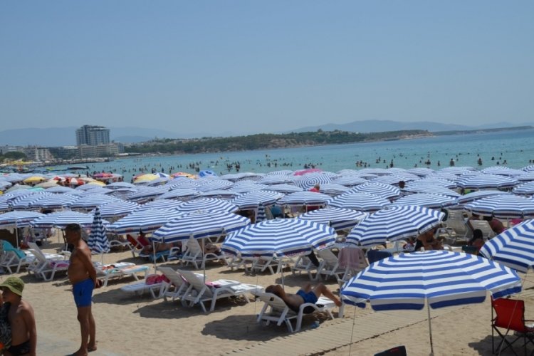 Aydın'da sıcak hava bunalttı, tatilciler plaja akın etti