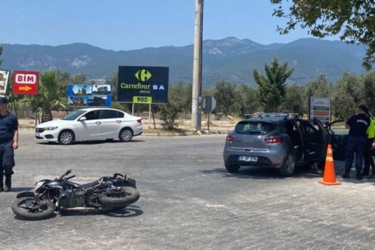 Balıkesir Edremit'te motosiklet otomobile &ccedil;arptı
