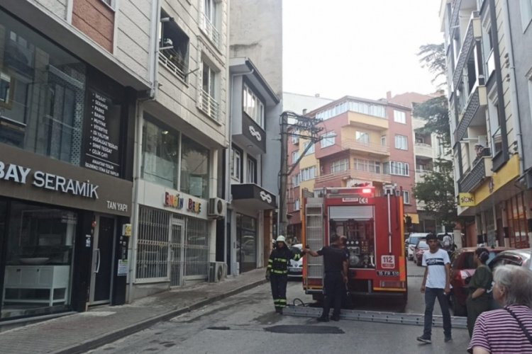 Bursa Orhangazi'de yangın paniği! Balkondaki eşyalar alev aldı