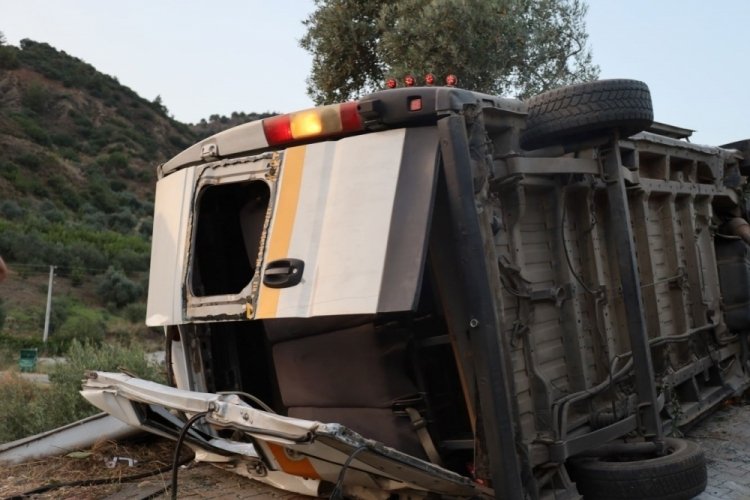 Manisa'da &ouml;ğrencileri taşıyan minib&uuml;s şarampole devrildi: 20 yaralı
