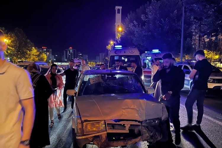 Diyarbakır'da d&uuml;ğ&uuml;n konvoyunda zincirleme kaza: 3 yaralı