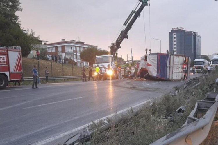 İstanbul'da kamyon devrildi! 1 &ouml;l&uuml;, 1 yaralı