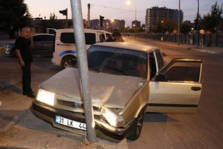 Adana'da polisin 'dur' ihtarına uymayan s&uuml;r&uuml;c&uuml; kaza yapınca yakalandı!