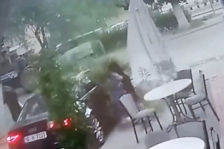 Bursa'da fırtınada dev ağa&ccedil; dalı koptu! K&uuml;&ccedil;&uuml;k &ccedil;ocuk kıl payı kurtuldu