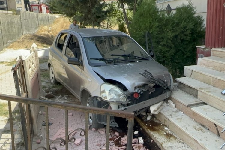 Elazığ'da virajı alamayan s&uuml;r&uuml;c&uuml; apartmanın bah&ccedil;esine u&ccedil;tu! 3 yaralı