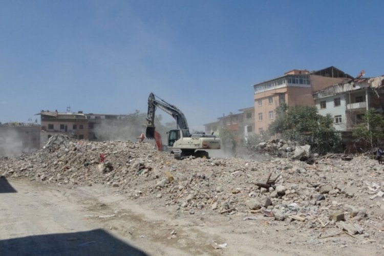 Malatya'da ağır hasarlı binaların yıkıldığı yerler tarlaya d&ouml;nd&uuml;