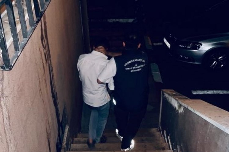 Kocaeli'nde ş&uuml;pheli ara&ccedil;ta 8 g&ouml;&ccedil;men yakalandı