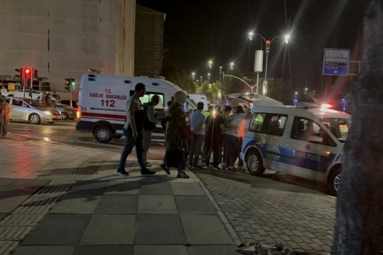Elazığ'da iki aracın arasına sıkışan otomobil diğer aracına &uuml;zerine &ccedil;ıktı