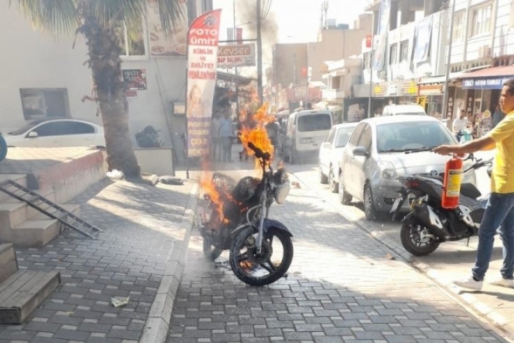Hatay'da park halindeki otomobil alev alev yandı