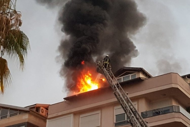 Antalya'da 4 katlı apartmanın &ccedil;atısında &ccedil;ıkan yangın panik oluşturdu