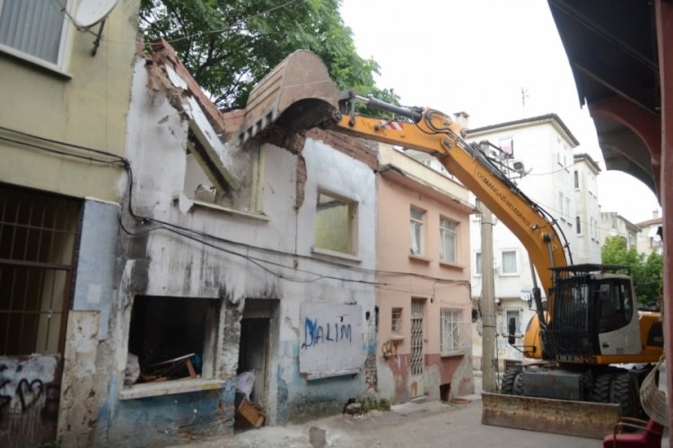 Bursa'da mahalleli i&ccedil;in g&uuml;venlik sorunu haline gelen metruk binalar yıkılıyor