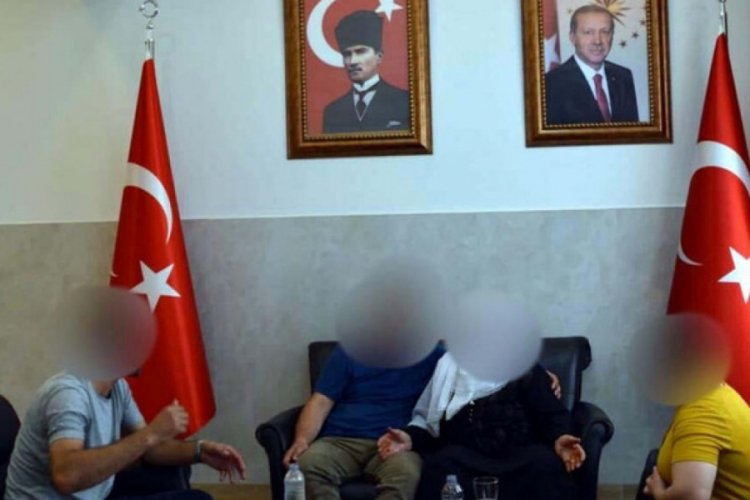 Gaziantep'te iki ter&ouml;rist teslim olmasının ardından ailesi ile buluşturuldu