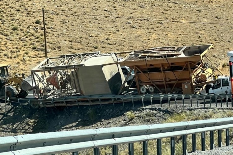 Van'da tıra y&uuml;kl&uuml; malzemeler devrildi: Yol ulaşıma kapandı