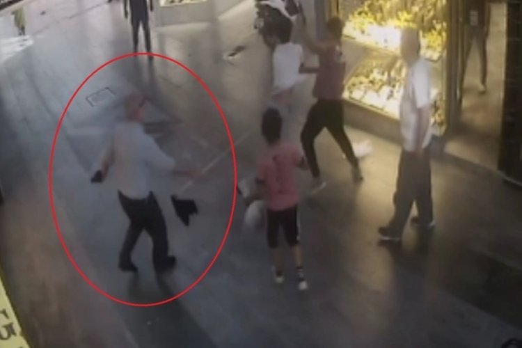 Bursa'da kuyumcuda kavga! Paspas sopası ile m&uuml;dahale ettiler