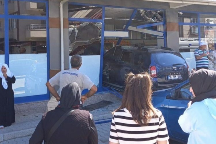 Yalova'da kontrolden &ccedil;ıkan cip markete daldı