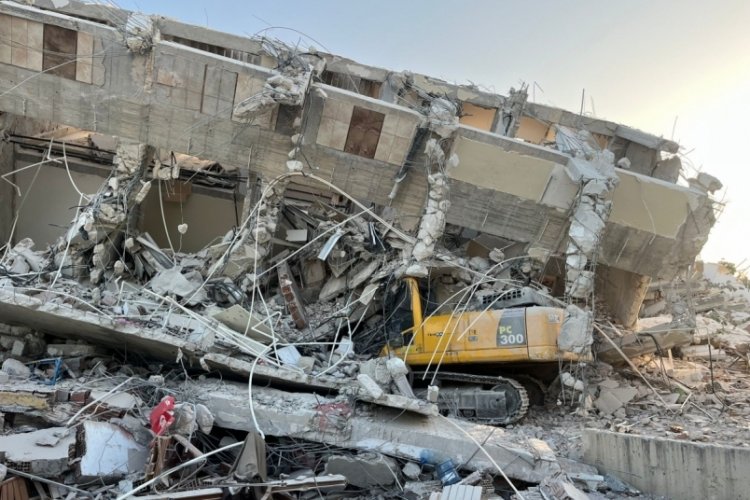 Hatay'da iş makinesinin &uuml;zerine bina &ccedil;&ouml;kt&uuml;
