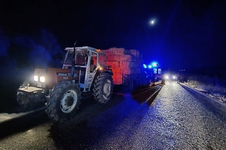 Balıkesir G&ouml;nen'de trakt&ouml;re arkadan &ccedil;arpan otomobilde bulunan 2 kişi yaralandı